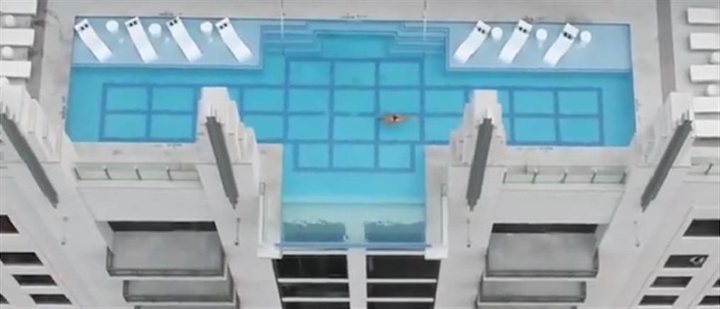 Βουτιά σε πισίνα στην οροφή ουρανοξύστη (βίντεο)