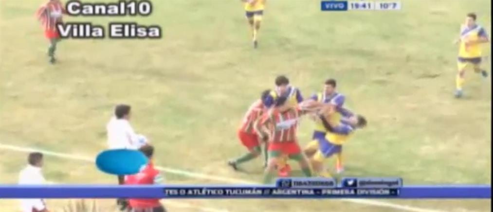 Σοκ! Ποδοσφαιριστής πέθανε στο γήπεδο μετά από γροθιά στο κεφάλι (βίντεο)