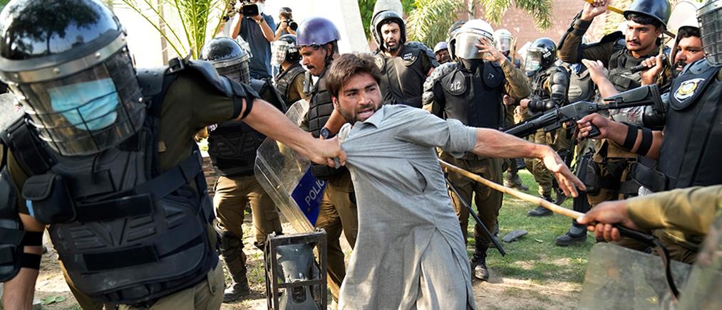 Πακιστάν: Βίαιες διαδηλώσεις μετά την προφυλάκιση του πρώην Πρωθυπουργού Ίμραν Χαν (εικόνες)