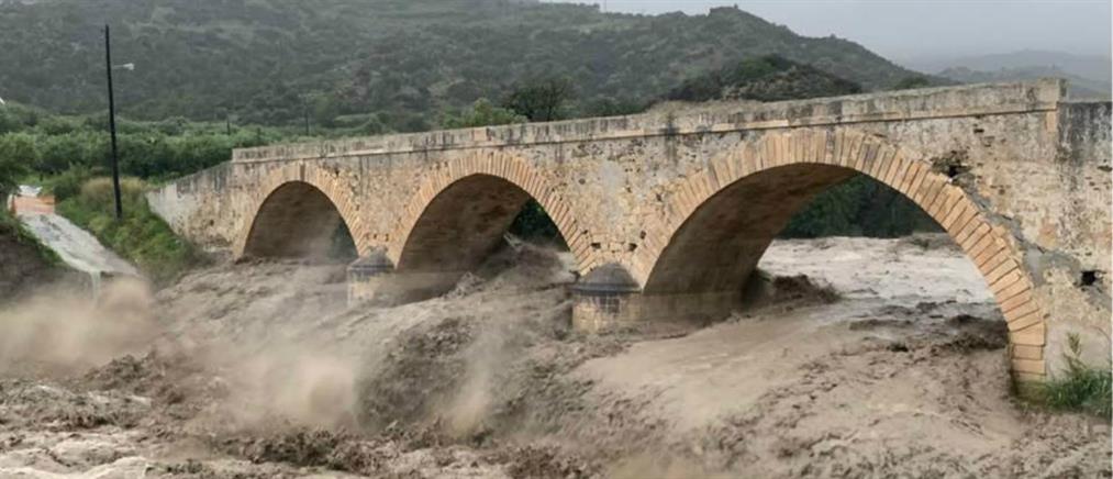 Στο έλεος της κακοκαιρίας η Κρήτη – απειλείται ιστορική γέφυρα (βίντεο)