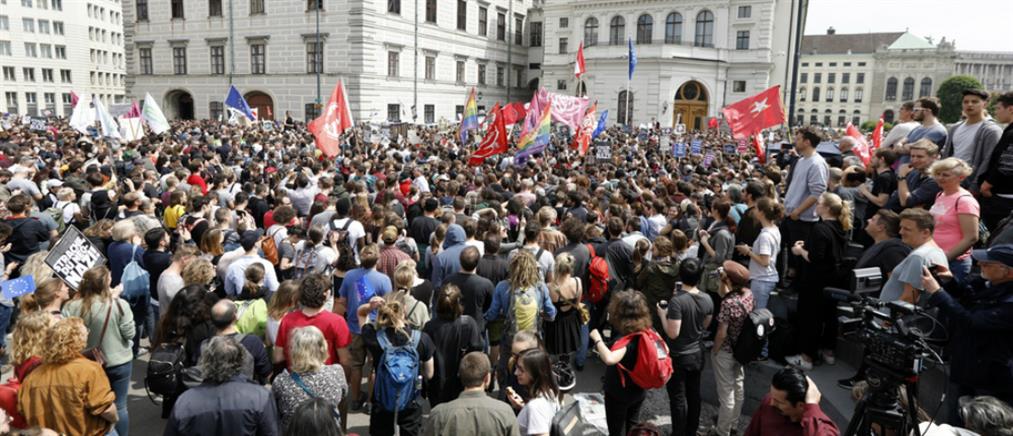 Αυστρία: Χιλιάδες διαδηλωτών πανηγυρίζουν την παραίτηση Στράχε