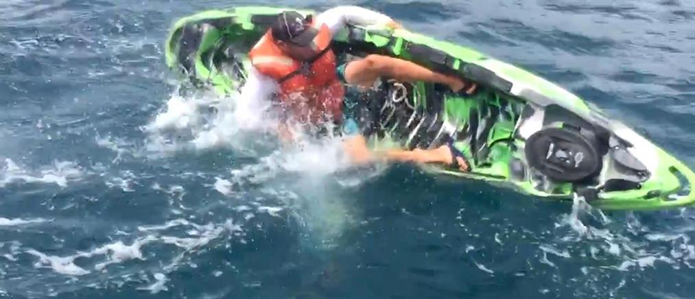 Τρόμος στη θάλασσα - καρχαρίας αναποδογύρισε το καγιάκ ψαρά (βίντεο)