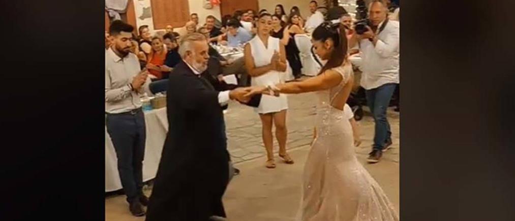 Viral: Παπάς χορεύει σούστα με νύφη (βίντεο)
