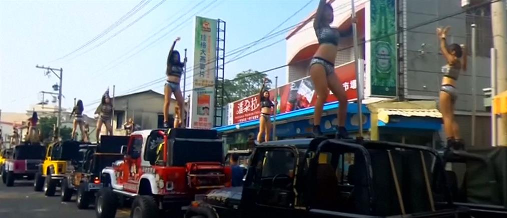 Κηδεία με παρέλαση pole dancers! (βίντεο)