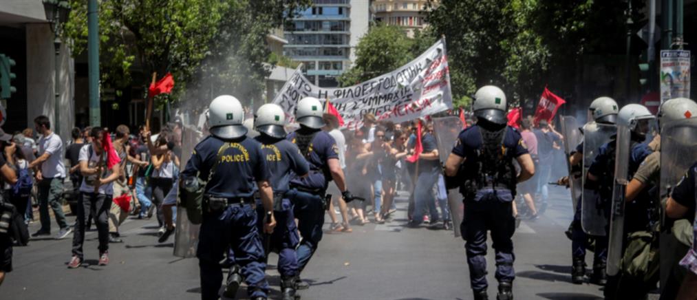 Συμπλοκές και χημικά στις απεργιακές συγκεντρώσεις στην Αθήνα (εικόνες)