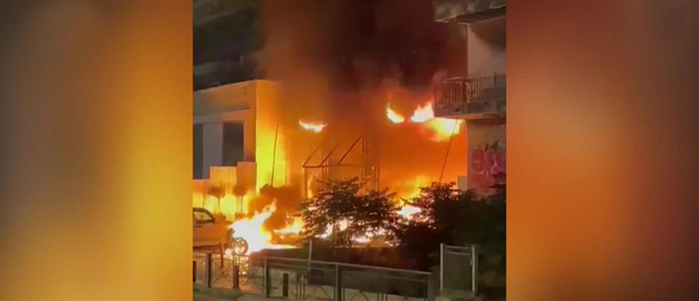 Άλιμος: Φωτιά από εμπρησμό σε κατάστημα με έπιπλα (βίντεο)