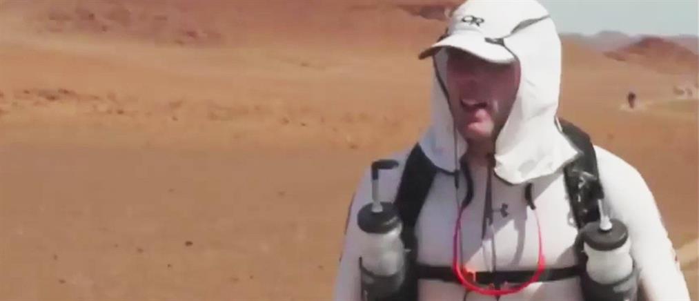 Τυφλός έτρεξε σε μαραθώνιο στην έρημο χάρη σε ειδικό app (βίντεο)