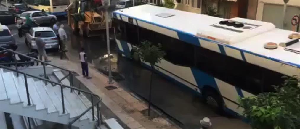 Κρήτη: Άνοιξε τρύπα στο δρόμο κι έπεσε μέσα λεωφορείο! (βίντεο)