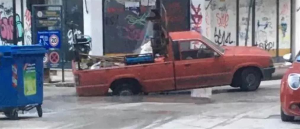 Τρίκαλα: Λακούβα “κατάπιε” αγροτικό αυτοκίνητο (εικόνες)