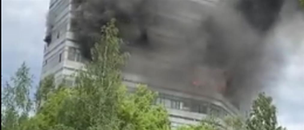 Μόσχα: Εγκλωβισμένοι στο κτήριο που φλέγεται (βίντεο)
