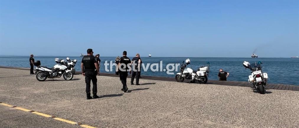 Θεσσαλονίκη: Αστυνομικοί έπεσαν στην θάλασσα για να αποτρέψουν αυτοκτονία (βίντεο)