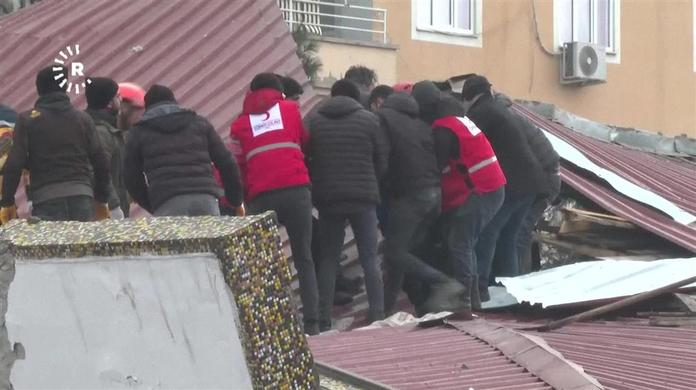 Τουρκία - σεισμός: Ανάσυρση επιζώντα από τα συντρίμια κτηρίου