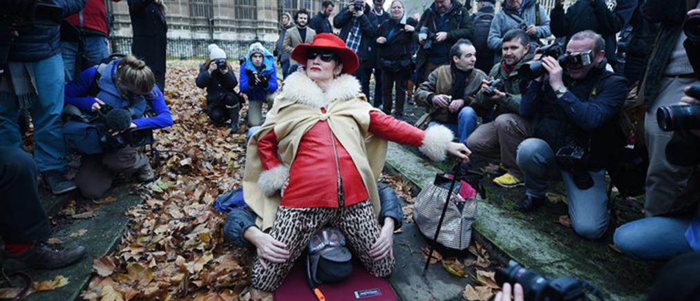 Kinky διαμαρτυρία έξω από το Βρετανικό κοινοβούλιο