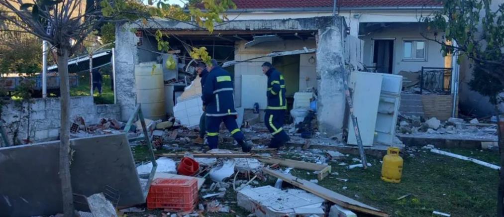 Τρίκαλα: Έκρηξη από διαρροή υγραερίου ισοπέδωσε σπίτι - Τραυματίστηκε ο ένοικος (εικόνες)