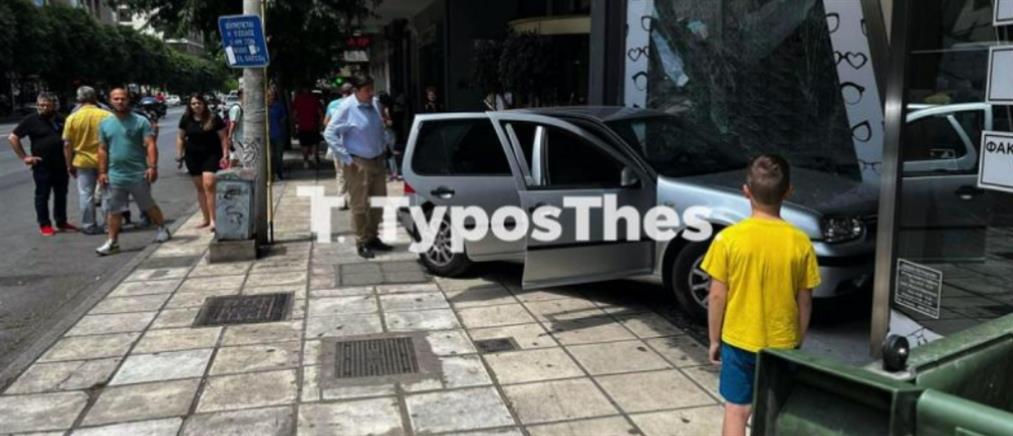 Θεσσαλονίκη: αυτοκίνητο “μπούκαρε” σε κατάστημα (εικόνες)