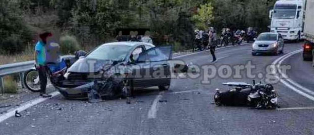 Δομοκός: σφοδρή σύγκρουση μηχανής με αυτοκίνητο (εικόνες)
