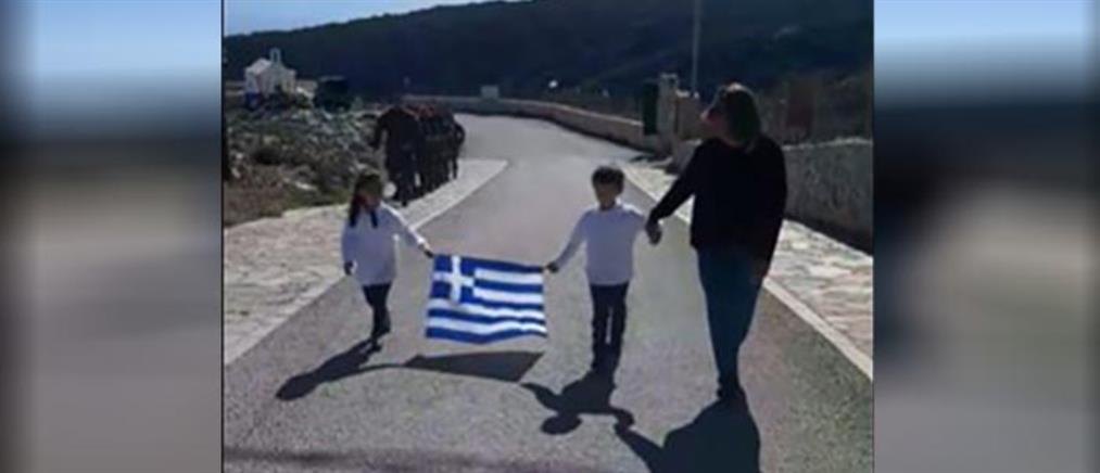 25η Μαρτίου – Γαύδος: Οι δύο μαθητές έκαναν παρέλαση με τη σημαία (εικόνες)