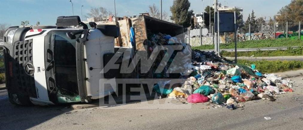 Εθνική Οδός: ανατροπή φορτηγού με σκουπίδια (εικόνες)