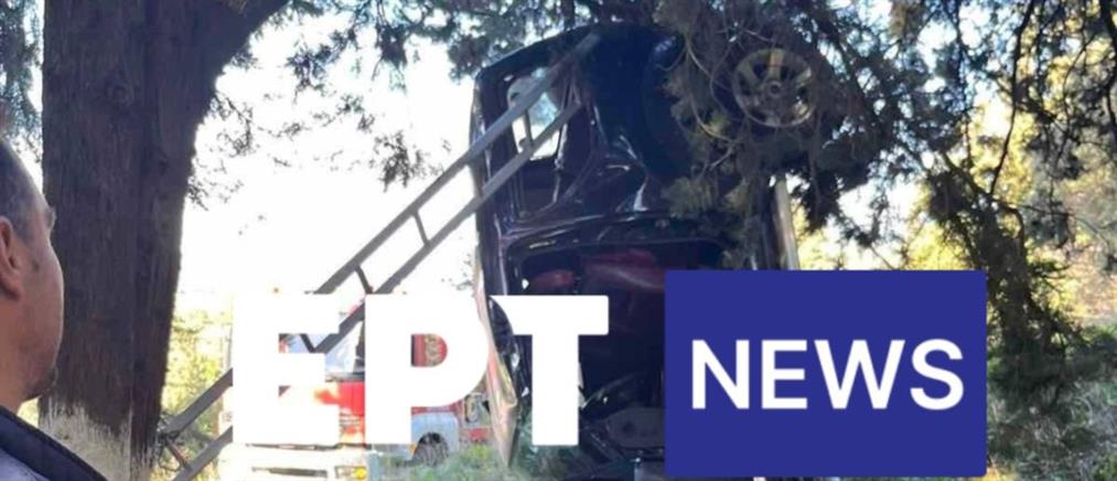 Χανιά: Αυτοκίνητο “κρεμάστηκε” σε δένδρο (εικόνες)