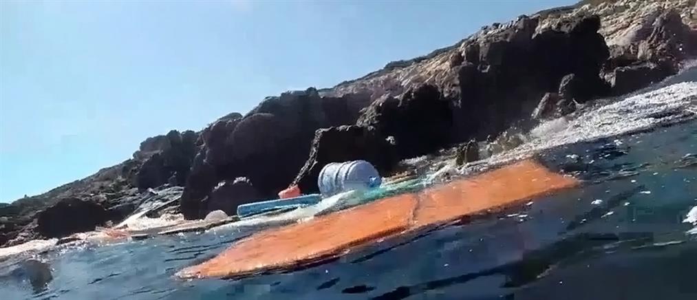 Εικόνες μέσα από το βυθισμένο σκάφος με μετανάστες στο Φαρμακονήσι (Βίντεο)