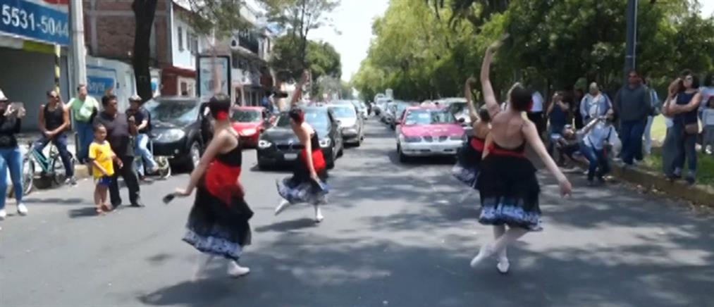 Μπαλαρίνες δίνουν παραστάσεις στην κίνηση (βίντεο)