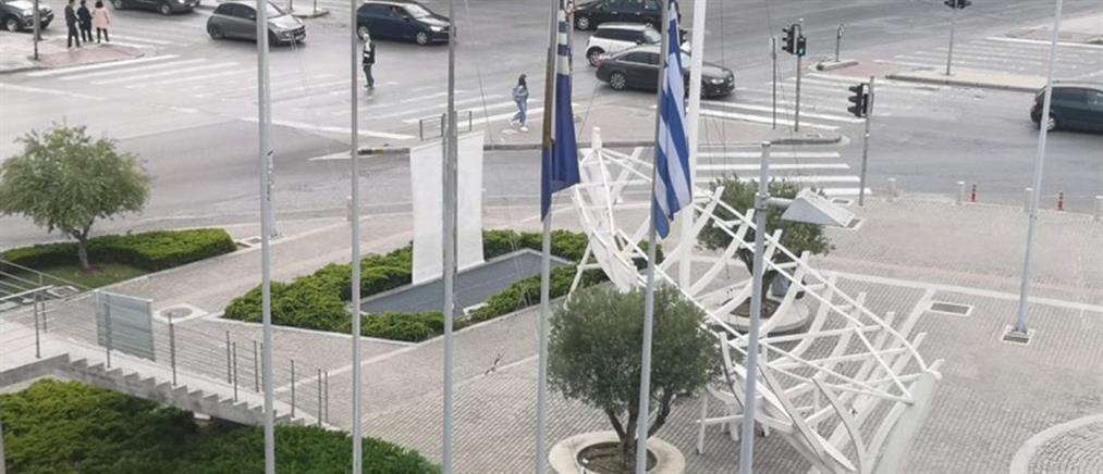 Κατέβασαν τις σημαίες του ΠΑΟΚ έξω από το Δημαρχείο Θεσσαλονίκης (εικόνες)
