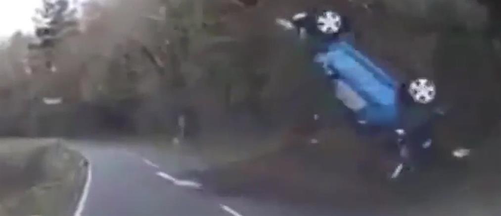 Αυτοκίνητο κάνει τούμπες στον αέρα και η οδηγός σώθηκε (βίντεο)