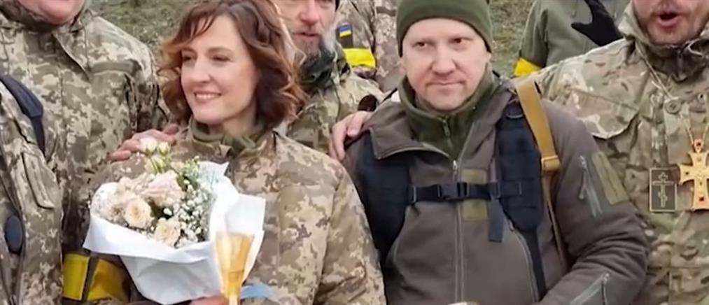 Πόλεμος στην Ουκρανία: Γάμοι στα... χαρακώματα και ορφανά παιδιά που γίνονται πρόσφυγες (βίντεο)