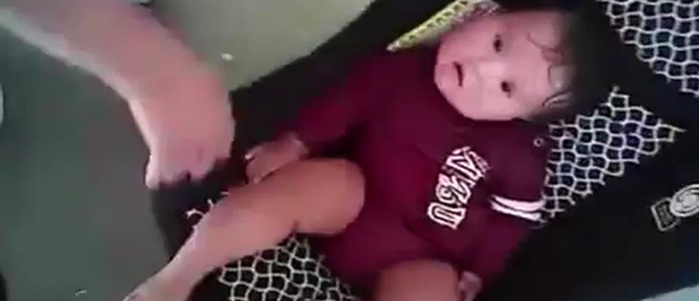 Aφυδατωμένο μωρό που ήταν κλειδωμένο σε αυτοκίνητο σώζεται απο αστυνομικούς (βίντεο)