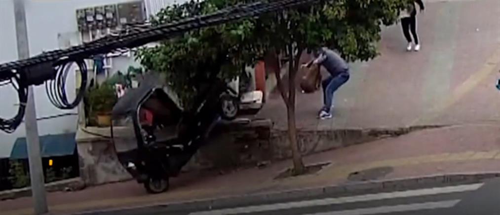 Βίντεο: δίχρονος “κλέβει” τρίκυκλο και… φεύγει