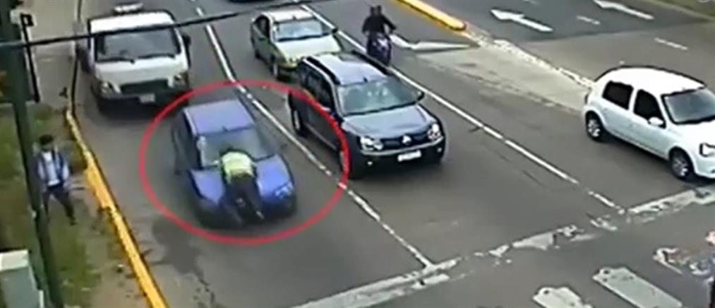 Γυναίκα οδηγούσε με έναν τροχονόμο…  “φορτωμένο” στο καπό (video)