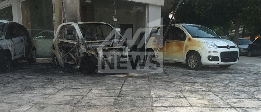 Παλαιό Φάληρο: Πυρπόλησαν αυτοκίνητα σε έκθεση (εικόνες)