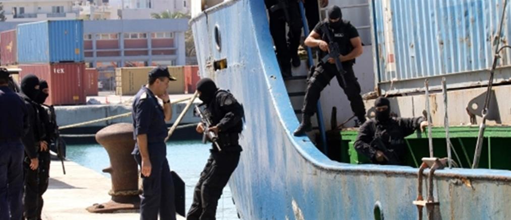 Βαρύ οπλισμό και χιλιάδες σφαίρες έκρυβαν τα κοντέινερ του πλοίου
