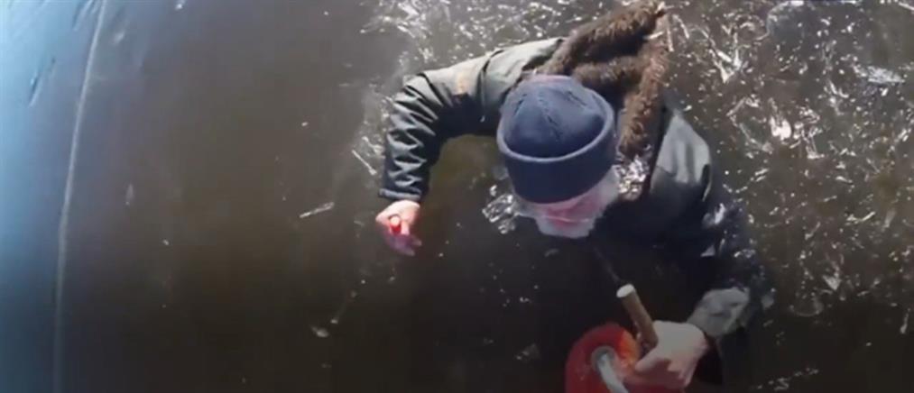 Βίντεο: ψαράς κόλλησε σε παγωμένη λίμνη