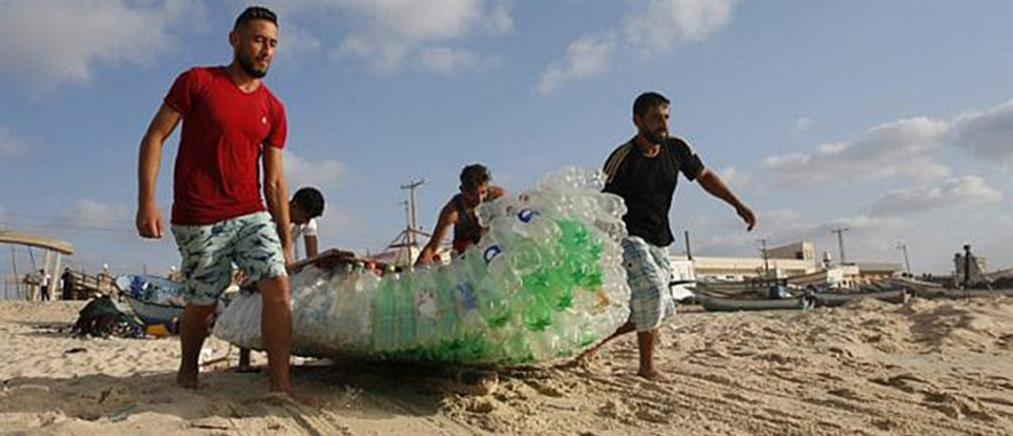 Ψαράς ζει την οικογένειά του με βάρκα φτιαγμένη από πλαστικά μπουκάλια