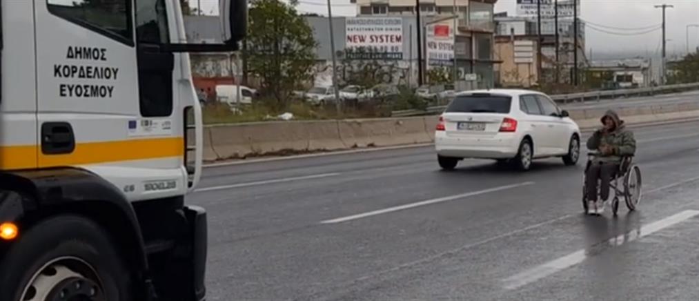 Απίστευτο βίντεο: Με αναπηρικό αμαξίδιο ανάποδα σε δρόμο ταχείας κυκλοφορίας