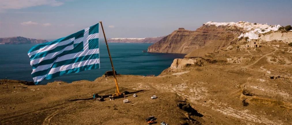 28η Οκτωβρίου: Ελληνική σημαία 1500 τμ στη Σαντορίνη (εικόνες)