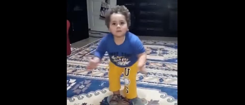 Πιτσιρικάς χορεύει τσιφτετέλι και γίνεται viral (βίντεο)