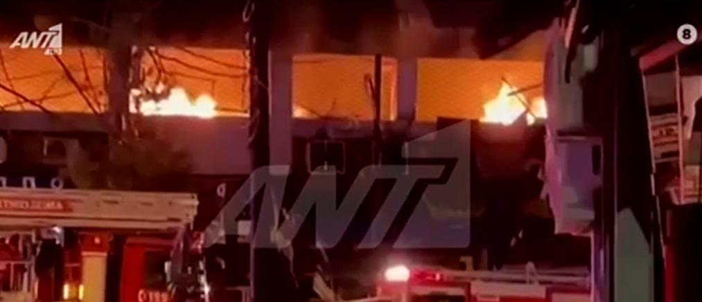 Στύλοι Ολυμπίου Διός: Ισχυρή έκρηξη και φωτιά σε κτήριο (εικόνες)