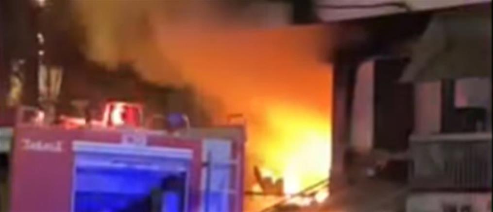 Θεσσαλονίκη: Φωτιά σε κατάστημα χαλιών (εικόνες)