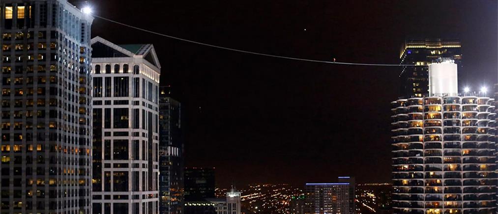 Ο Νικ Βαλέντα περπάτησε σε τεντωμένο σχοινί πάνω σε δύο ουρανοξύστες