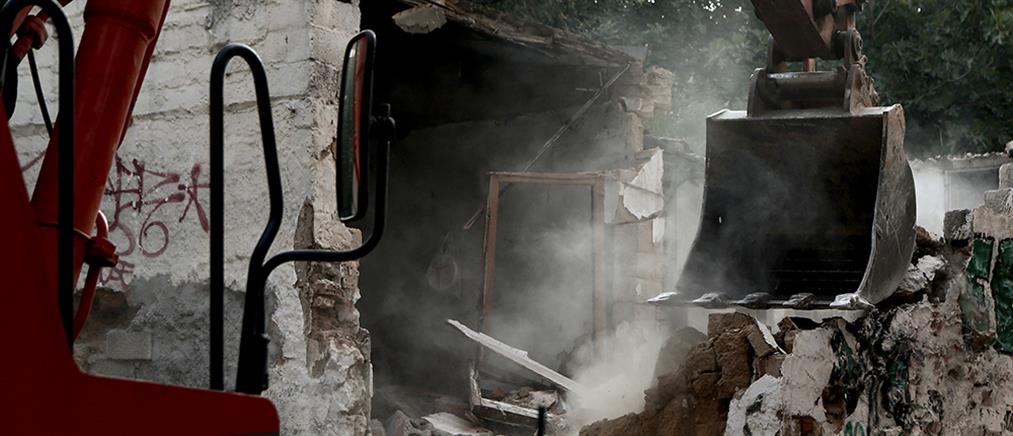 Κατεδαφίζονται επικίνδυνα κτήρια στην Αθήνα (εικόνες)