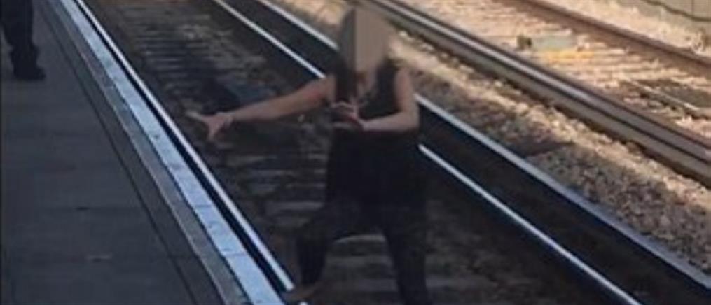 Περπατούσε μεθυσμένη στις ράγες λίγο πριν περάσει το τρένο (Βίντεο)