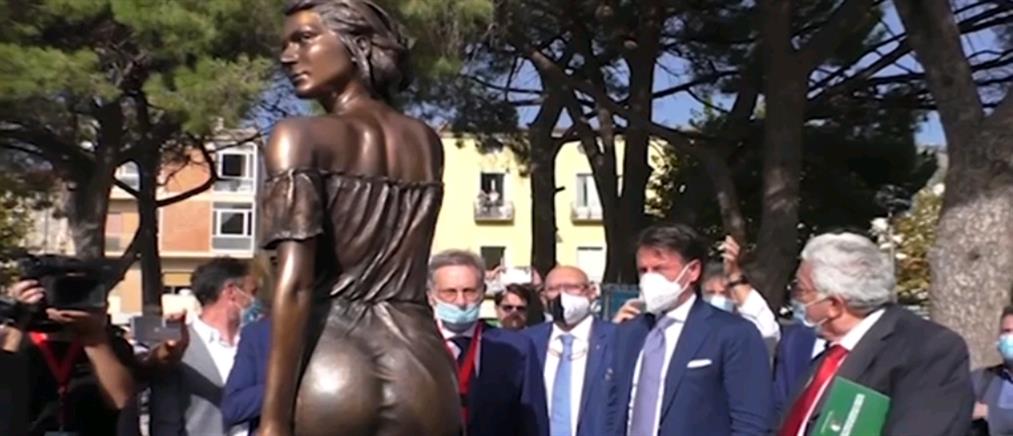 Ιταλία: Θύελλα αντιδράσεων για το άγαλμα της “σέξι” αγρότισσας (εικόνες)