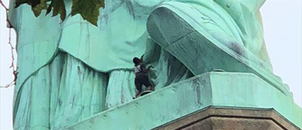 “Σκαρφάλωσε” στο Άγαλμα της Ελευθερίας ως διαμαρτυρία κατά του Τραμπ (εικόνες)