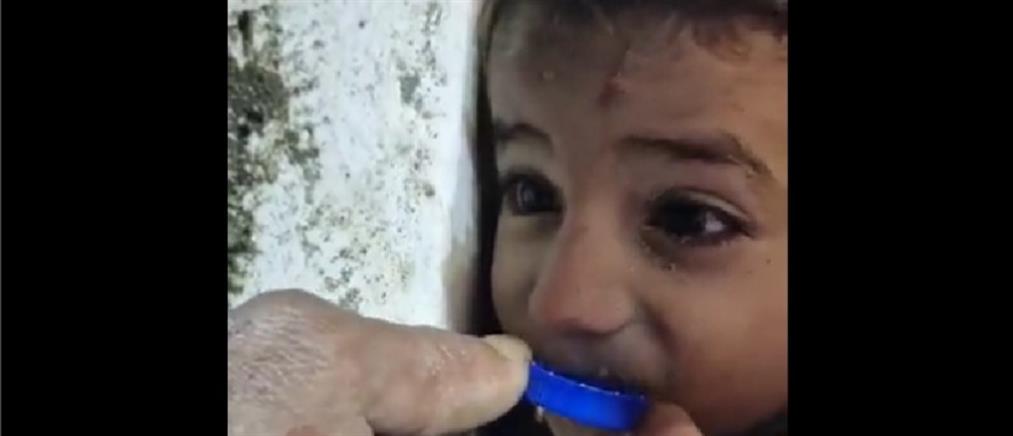 Σεισμός στην Τουρκία: διασώστες δίνουν νερό με καπάκι σε παιδί κάτω από τα χαλάσματα (βίντεο)