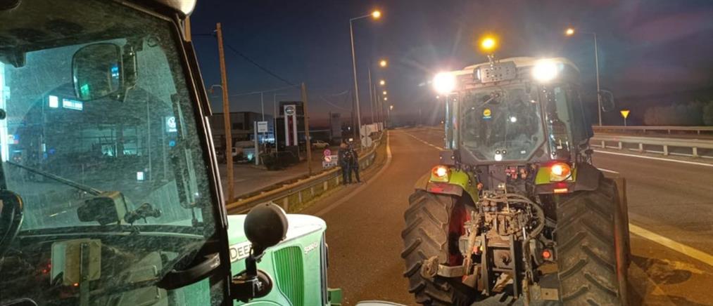 Αγρότες - Χαλκιδική: Κλειστή επ' αόριστον η Εθνική Οδός Θεσσαλονίκης - Μουδανιών (εικόνες)