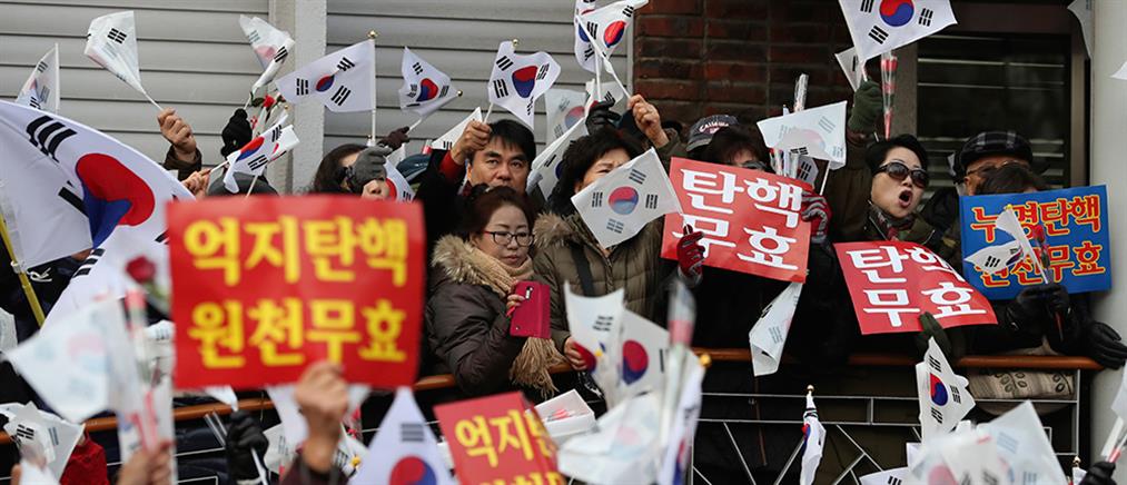 Μαζικές διαδηλώσεις για την Πρόεδρο της Νότιας Κορέας (βίντεο)