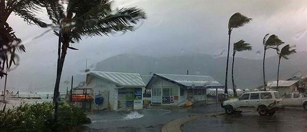Ο τροπικός κυκλώνας «Ντύλαν» σαρώνει την Αυστραλία