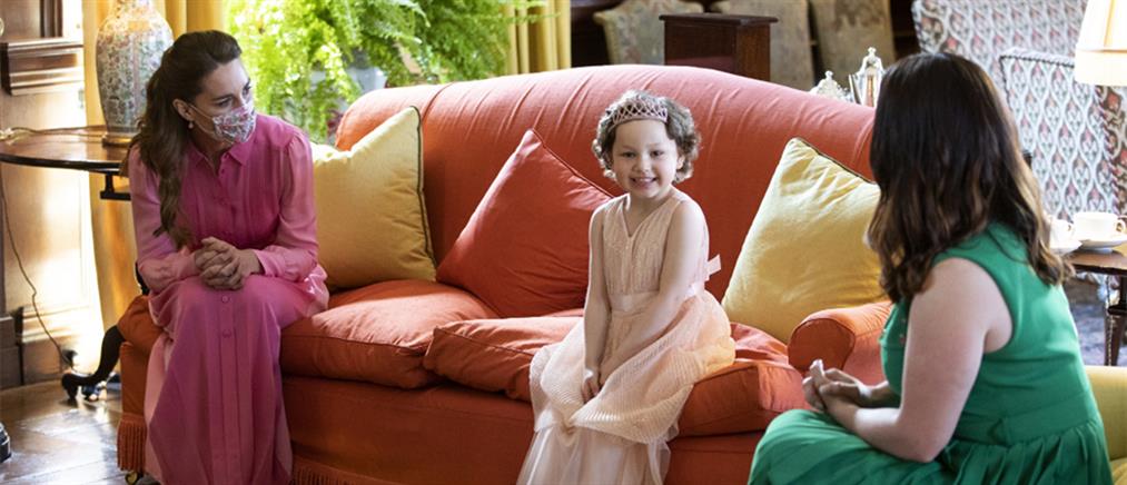 Κέιτ Μίντλετον: Στα ροζ η συνάντηση με 5χρονη “πριγκίπισσα” με λευχαιμία (εικόνες)